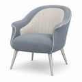 Sillón de tela gris azulado y beige con patas de metal